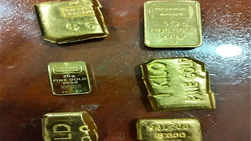 جمارك برج العرب تحبط تهريب عدد من القطع والسبائك الذهبية