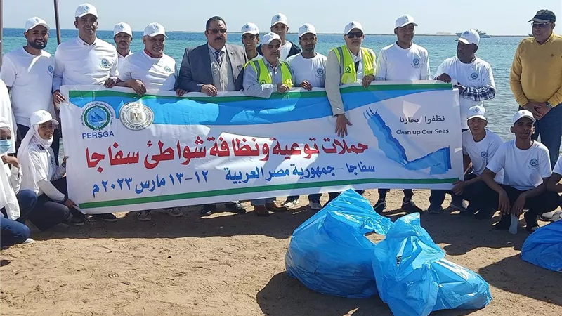 رفع ٢ طن من المخلفات والبلاستيك بالشواطئ العامة بسفاجا