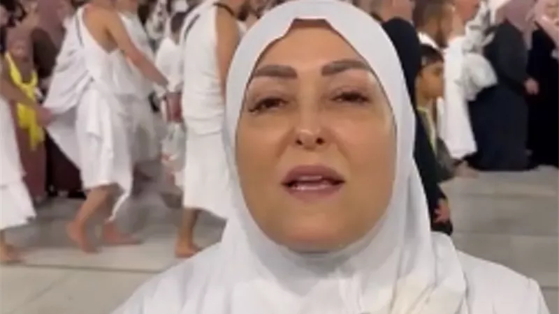 نهال عنبر تشارك جمهورها بفيديو من امام الكعبة.. شاهد