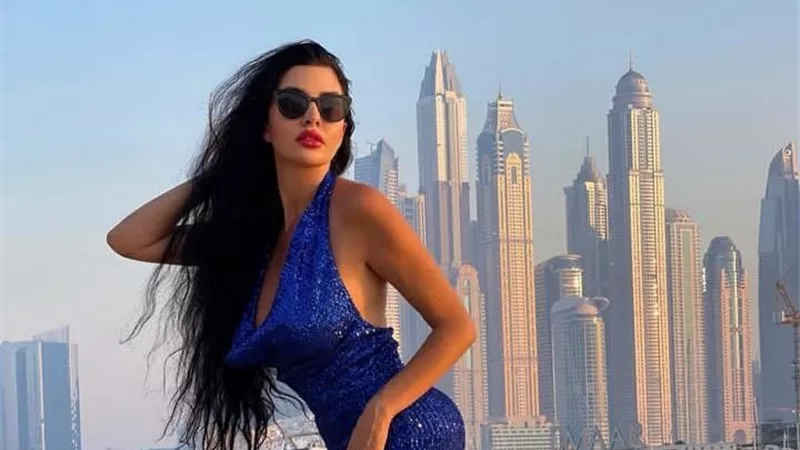 بالأزرق.. لاميتا فرنجية تخطف القلوب من أمام البحر