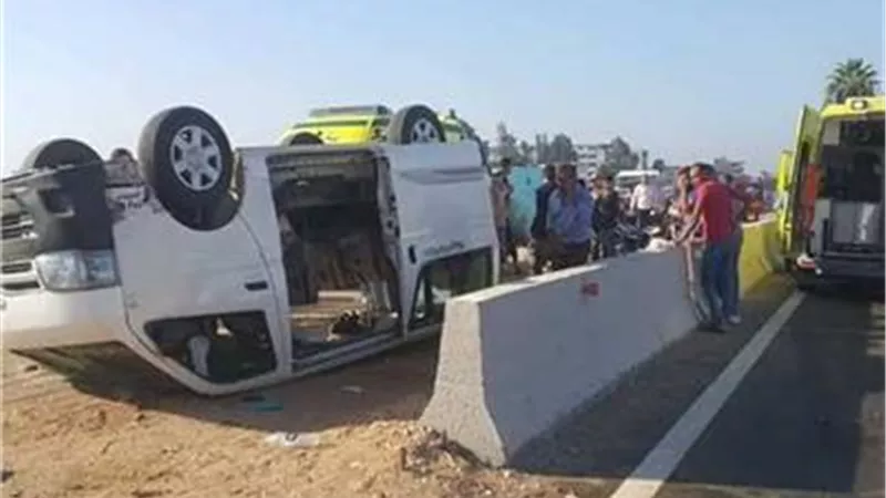 اصابة 15 شخص إثر انقلاب سيارة ميكروباص بطريق مطار أسوان