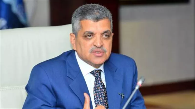 أسامة ربيع يفجر مفاجأة عن دخل قناة السويس المتوقع هذا العام