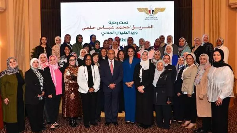 وزير الطيران يشيد بكفاءة وحرفية المرأة كونها صمام رئيسي بالطيران