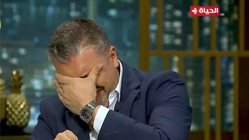 شاهد .. انهيار دكتور عمرو الليثي من البكاء عند عرض صورة والدته