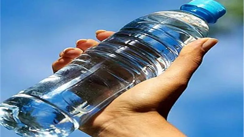 البكتيريا في زجاجات المياه البلاستيكية تفوق بكتريا المرحاض