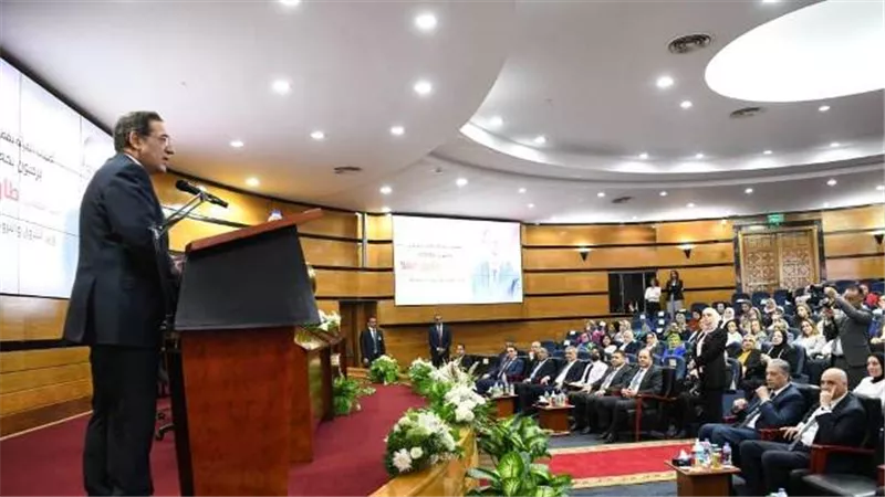 الملا يشارك أمينات المرأة بقطاع البترول الاحتفال بأعياد الأسرة