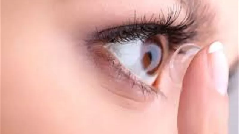 حكم نزع عدسات العين عند الوضوء والاغتسال