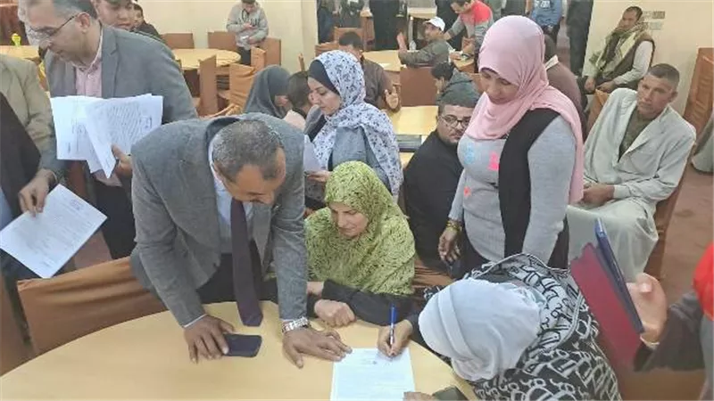 القوى العاملة تسليم عقود عمل لذوي الهمم بالشرقية