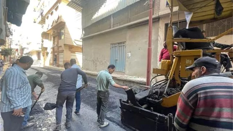 إستكمال أعمال الرصف بالمناطق الغير مخططة بدمياط