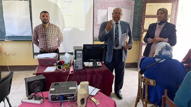 مدير عام تعليم نجع حمادي يتابع تنفيذ التدريب التربوي ل 201 مرشحا