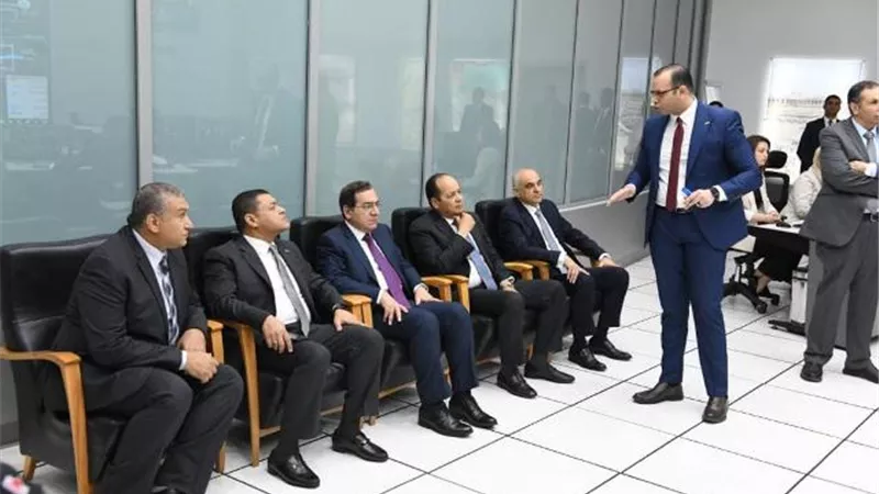 الملا يتفقد تطورات المركز القومى للتحكم فى الشبكة القومية للغازات