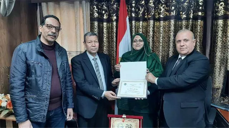 وكيل تعليم دميـاط يكرم مديرة مدرسة بعد أن رفضت هدايا زملائها