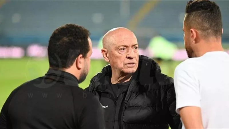 استعدادا لمواجهة بلوزداد..فيريرا يعقد جلسة تحفيزية للاعبي الزمالك