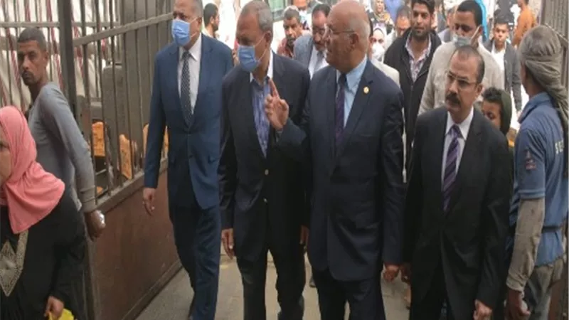 محافظ القليوبية ورئيس جامعة بنها يتابعان القوافل الطبية بالخانكة