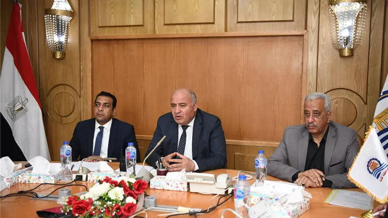 الداودى يتابع تنفيذ المشروعات القوميه والخطه الاستثماريه