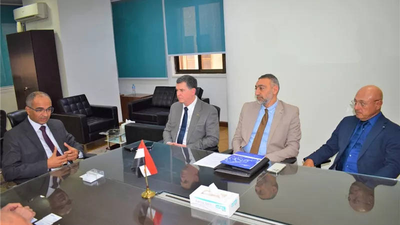 إسماعيل يؤكد دعم وتشجيع الاسكان لجهات التصنيع المحلية والعالمية