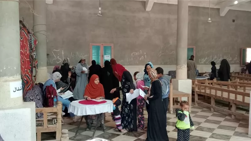 الكشف وعلاج 773 حالة بقافلة الجامعه بقرية الجبلاو بقنا