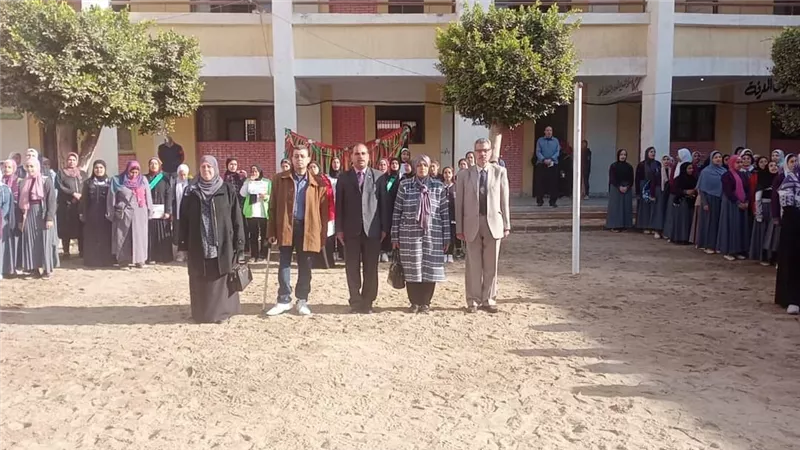 مدير تعليم الخانكة يتفقد المدارس التجارية ويكرم المرشدات