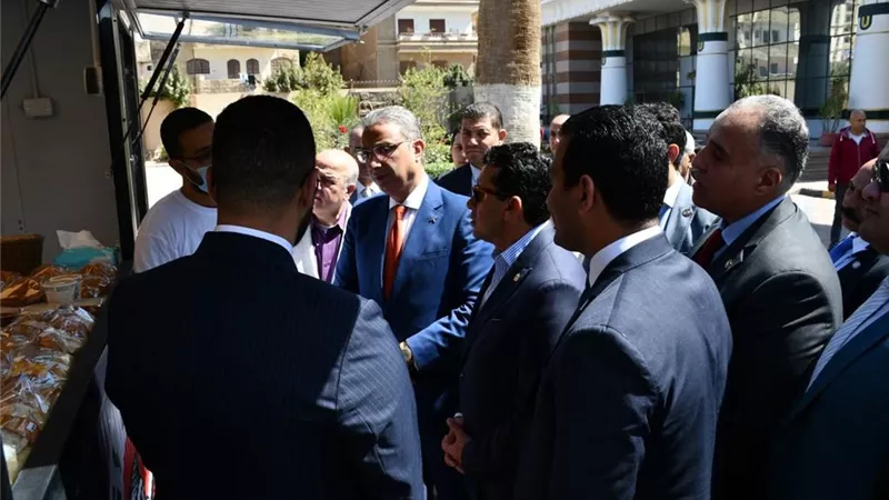 محافظ الفيوم يستقبل وزير والرياضة ويتفقدان أحد مشروعات الطعام المتنقلة