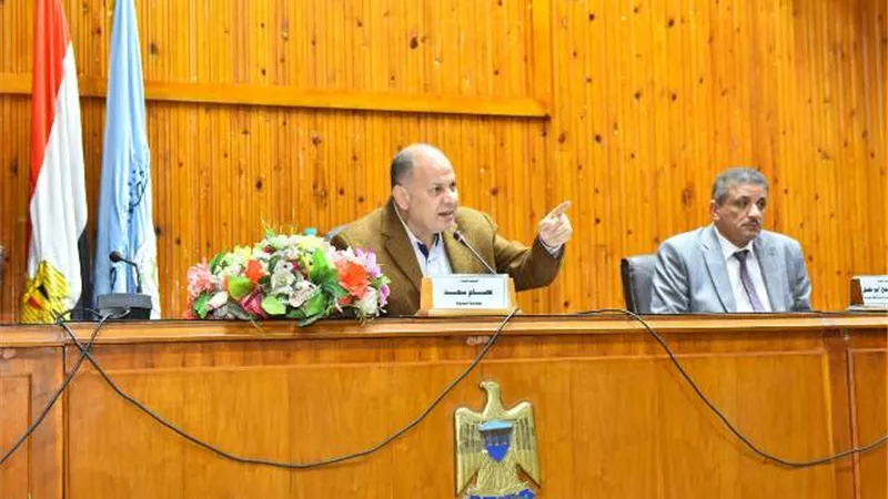محافظ أسيوط يجتمع برؤساء القرى لاستعراض نسب وجهود إزالة التعديات