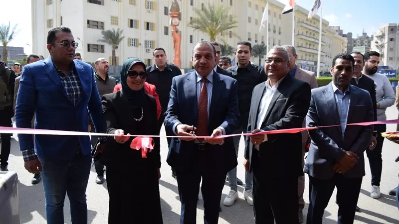 رئيس جامعة بني سويف يفتتح معرض منتجات مركز الإنتاج