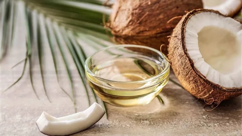 9 فوائد زيت جوز الهند للشعر