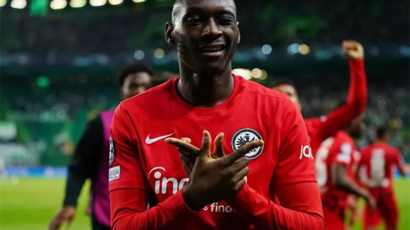 اليونايتد يُجهز 120 مليون يورو للتعاقد مع كولو مواني