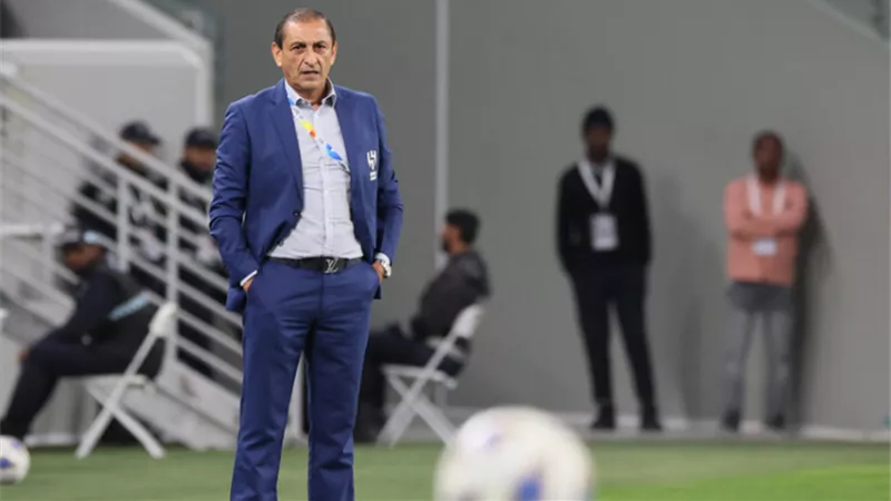 بعد الحادث المروع لعائلته.. المصائب تنهال على مدرب الهلال السعودي