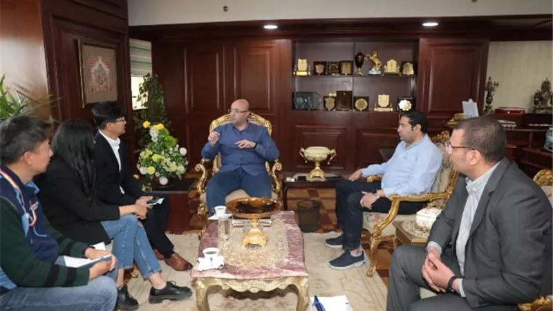 غنيم يلتقي وفدًا من مسئولي مصنع سامسونج العالمي