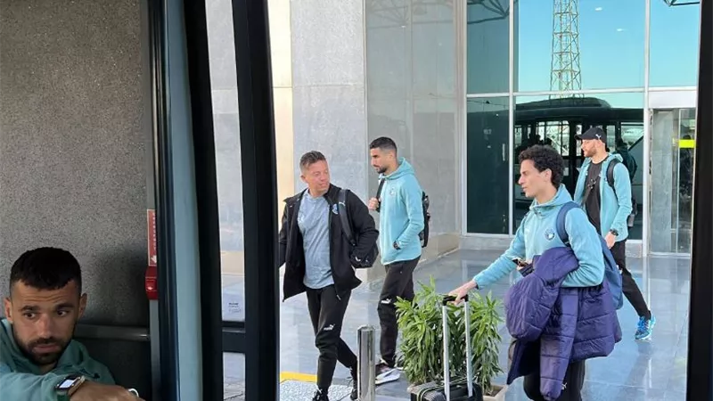 بعثة بيراميدز تغادر مطار القاهرة استعدادا لمواجهة الجيش الملكى