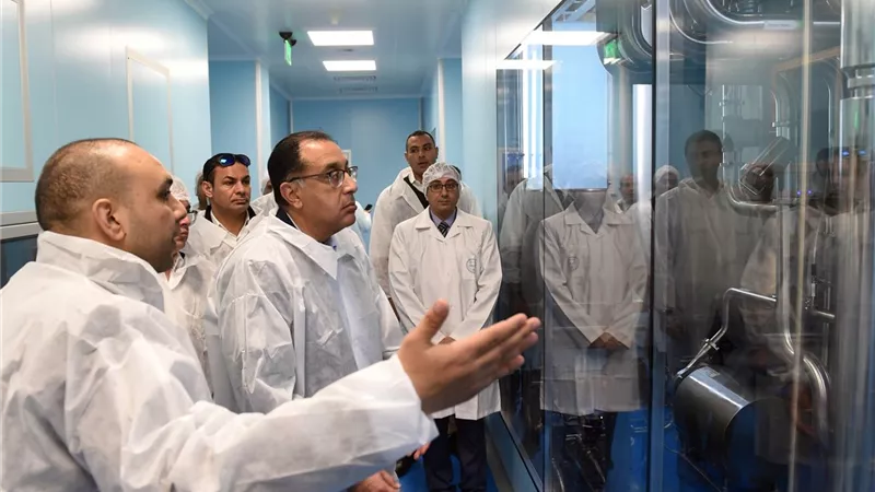رئيس الوزراء يتفقد مصنع شركة 