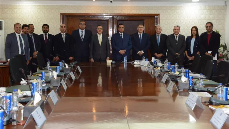وزير التنمية المحلية يبحث مع سفير الهند بالقاهرة مجالات التعاون