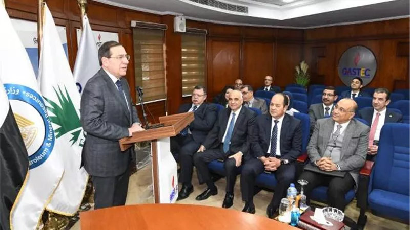 وزير البترول يثني على ما تقدمه 
