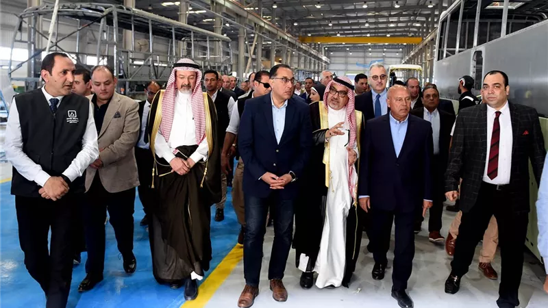 رئيس الوزراء يتفقد مصنع الشركة العربية للتجارة والتصنيع