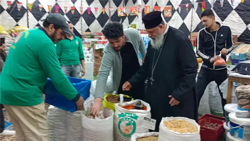 راعى كنيسة الكاثوليك بالغردقة يجهز شنط رمضان لتوزيعها على الأسر
