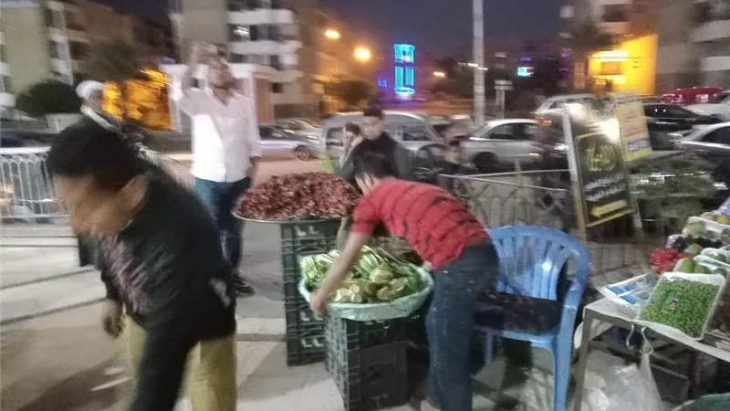 جهاز العبور يشن حملة اشغالات ليلية بمعاونة شرطة المرافق