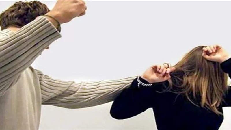 زوجة: باع المنقولات بعد أسبوع من الزواج وضربنى علقة موت