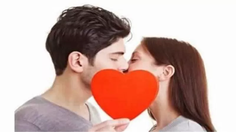 كيف يساعد التقبيل فى تعزيز الصحة النفسية والجسدية ؟ طبيبة تكشف