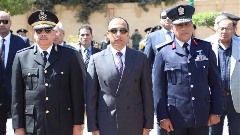 نائب المحافظ يضع الزهور على النصب التذكاري بمناسبة عيد المنيا