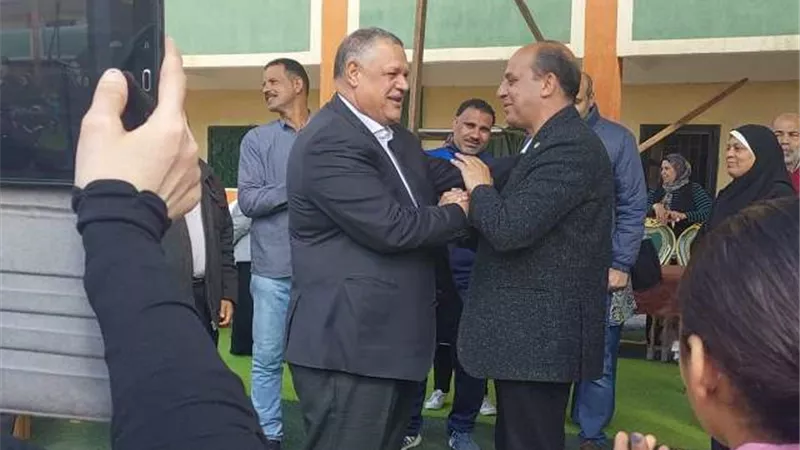 النائب كمال دنيا ويحيي العمراوي يكرمان مدير مدرسة الحره