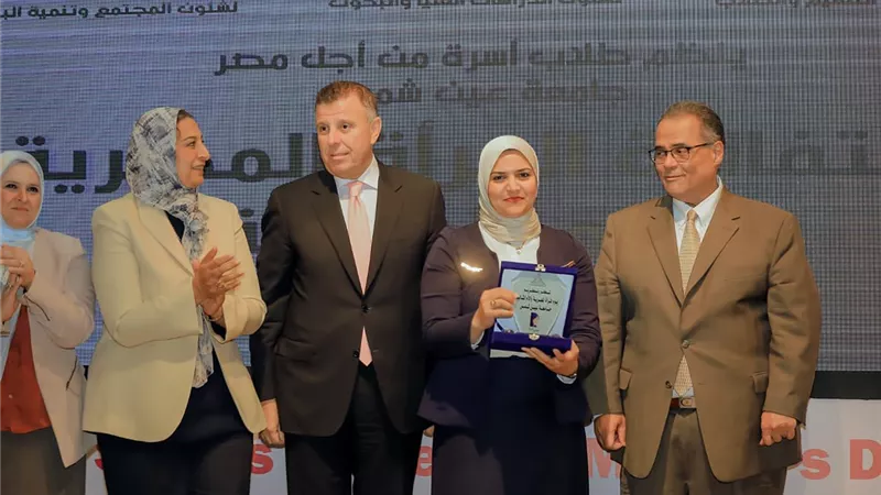 قيادات جامعة عين شمس تكرم عدداً من أعضاء الجهاز الإداري والطالبات