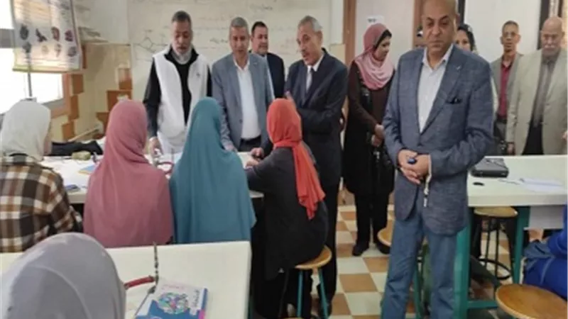 وكيل تعليم الشرقية يتفقد مجموعات الدعم بمدرسة بلبيس الإعدادية
