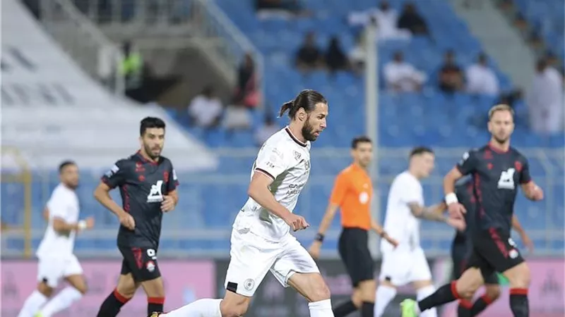 التعادل الإيجابي 2 / 2 يحسم مواجهة الرائد والشباب بالدوري السعودي