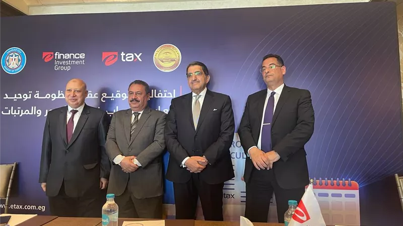 الضرائب توقع عقد توحيد معايير احتساب ضريبة الأجور والمرتبات