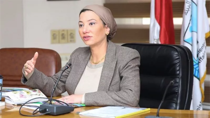 وزيرة البيئة: لجنة لمعاينة التلوث الزيتى بشاطئ السوايسة
