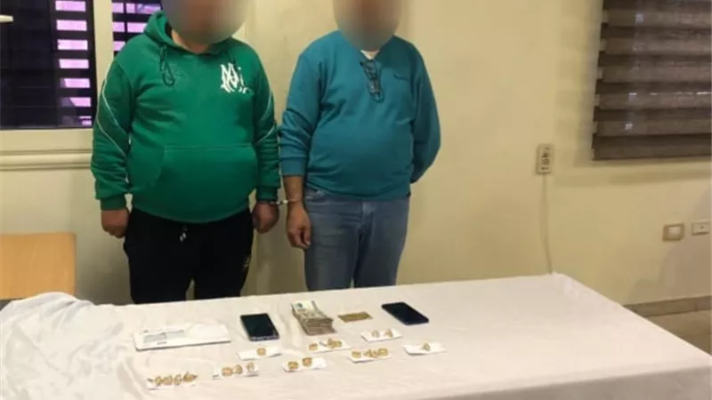 ضبط عاطل ينصب على الفتيات ويستولى على متعلقاتهن تحت تهديد السلاح