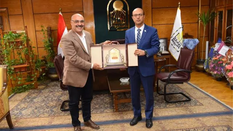 كلية التربية الرياضية تقدم درع مؤتمرها لرئيس جامعة أسيوط تقديراً