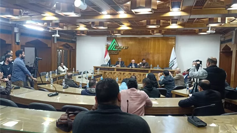 اشتباكات بين الصحفيين ونقيب المهندسين لرفضه الاجابه على اسئلتهم