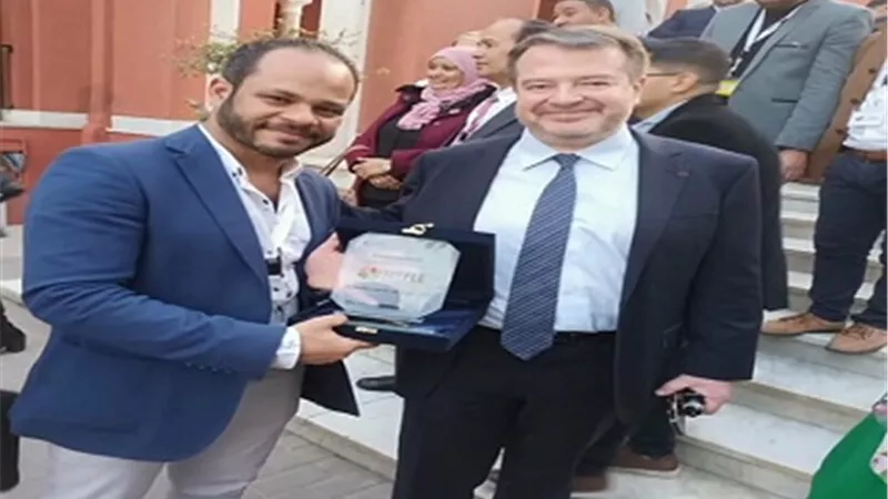 تعليم الفيوم يحصل على درع المشاركة في مشروع تطوير الفرنسية 