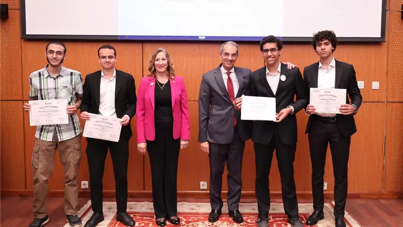 وزير الاتصالات يكرم الفائزين بمسابقة DECI-GEEKS